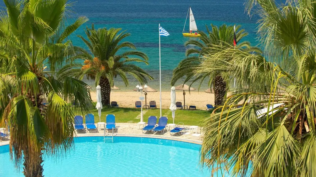 Basen w hotelu Acrotel Lily Ann Boutique Hotel