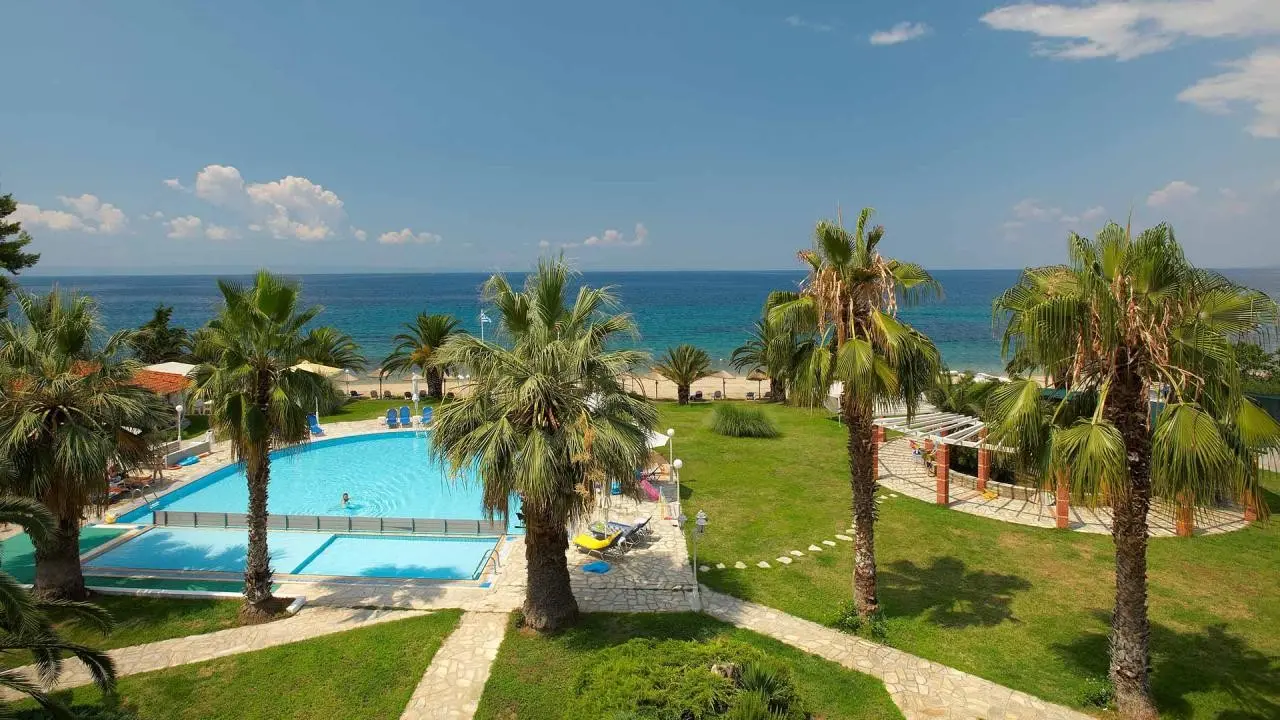 Basen w hotelu Acrotel Lily Ann Boutique Hotel