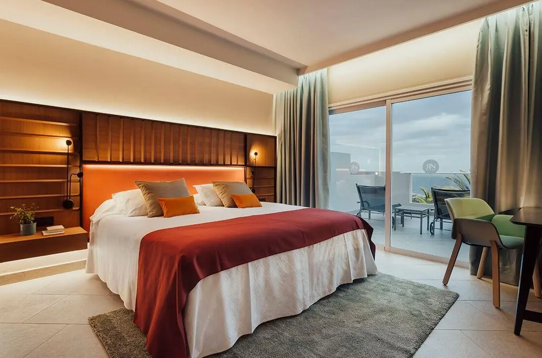 Adrian Roca Nivaria — ADRIAN ROCA NIVARIA