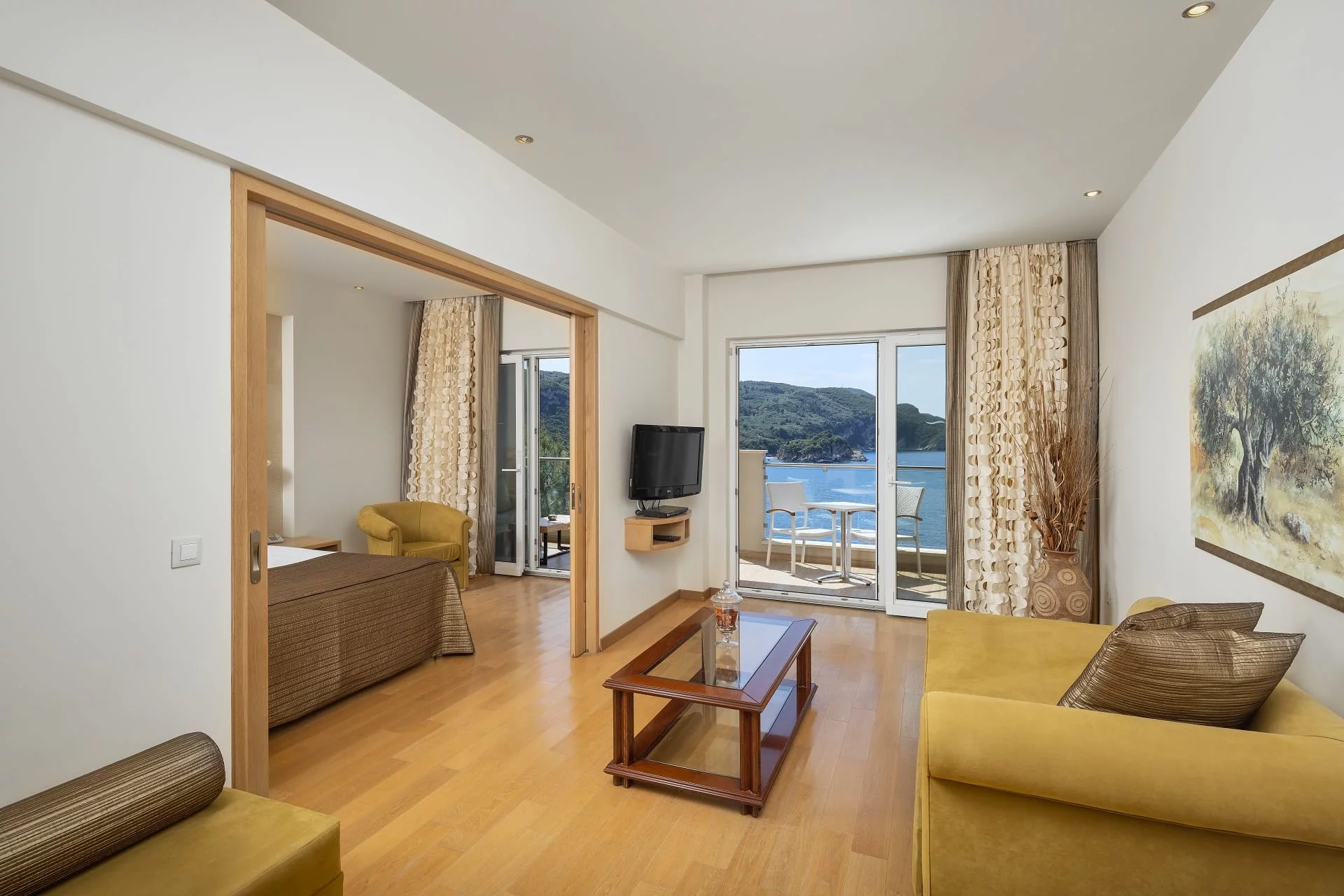 Wnętrze pokoju typu suite w Akrotiri Beach Hotel