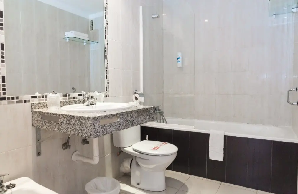 Łazienka w pokoju hotelu Alua Sun Marbella Park