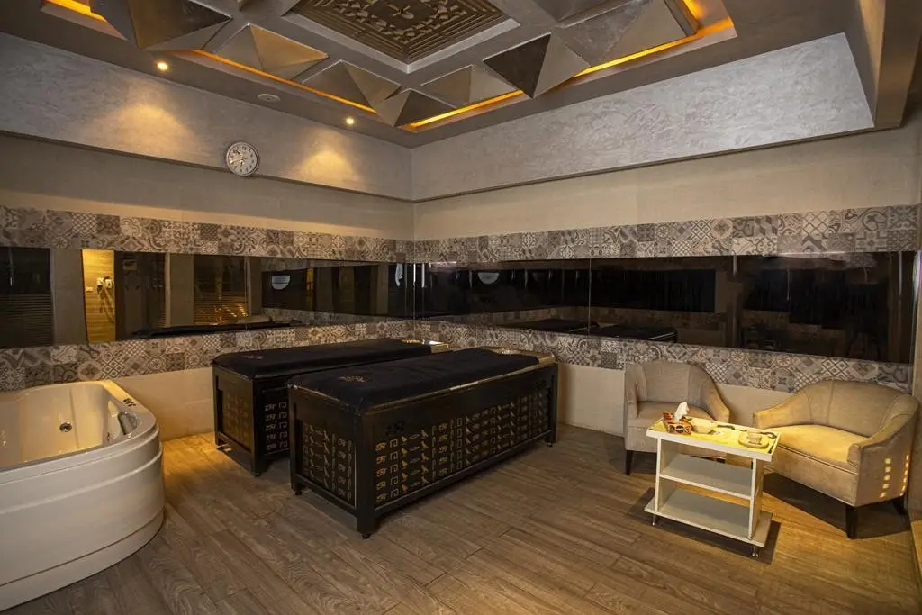 Amc Royal Hotel — AMC ROYAL HOTEL & SPA