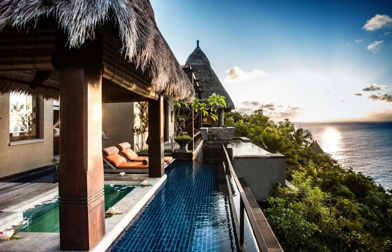 Basen w hotelu Anantara Maia Seychelles Villas