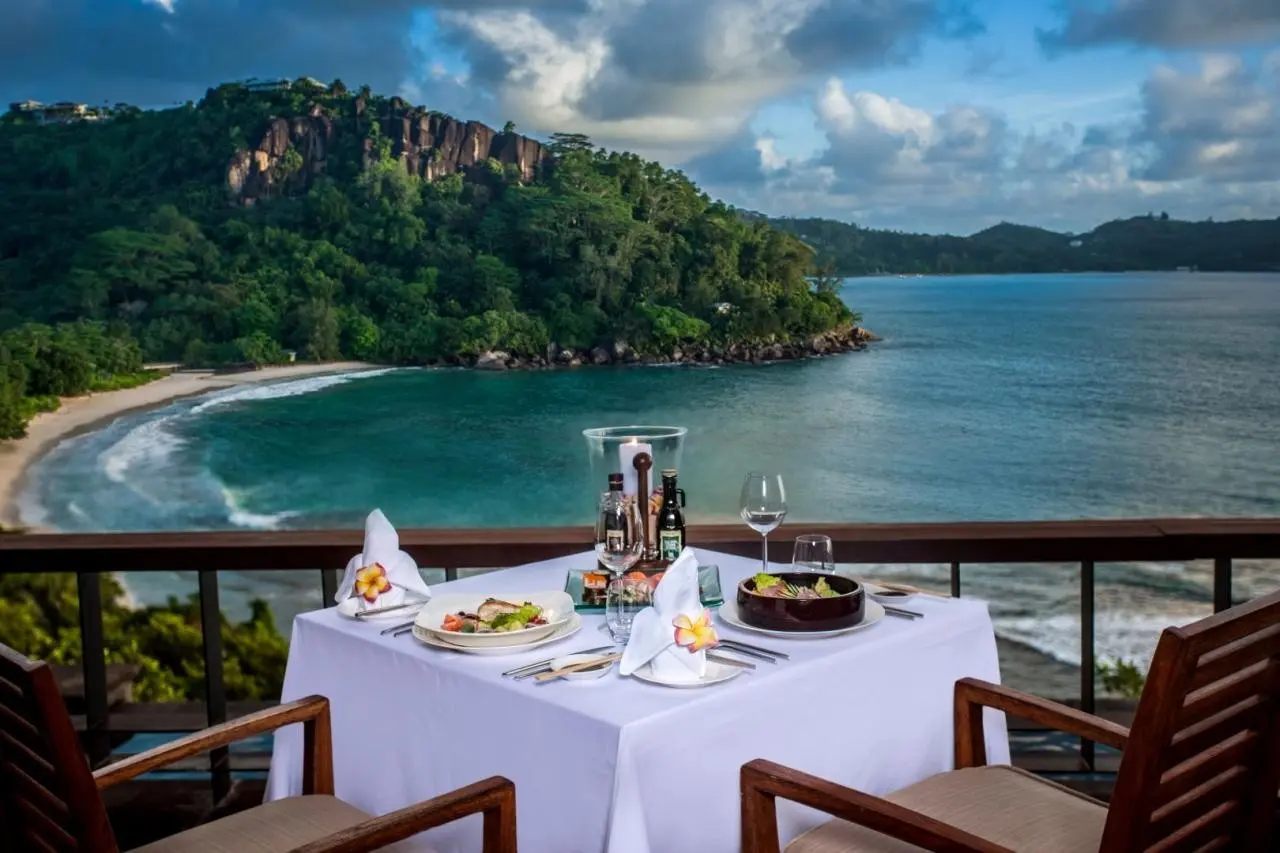 Restauracja i jedzenie w hotelu Anantara Maia Seychelles Villas