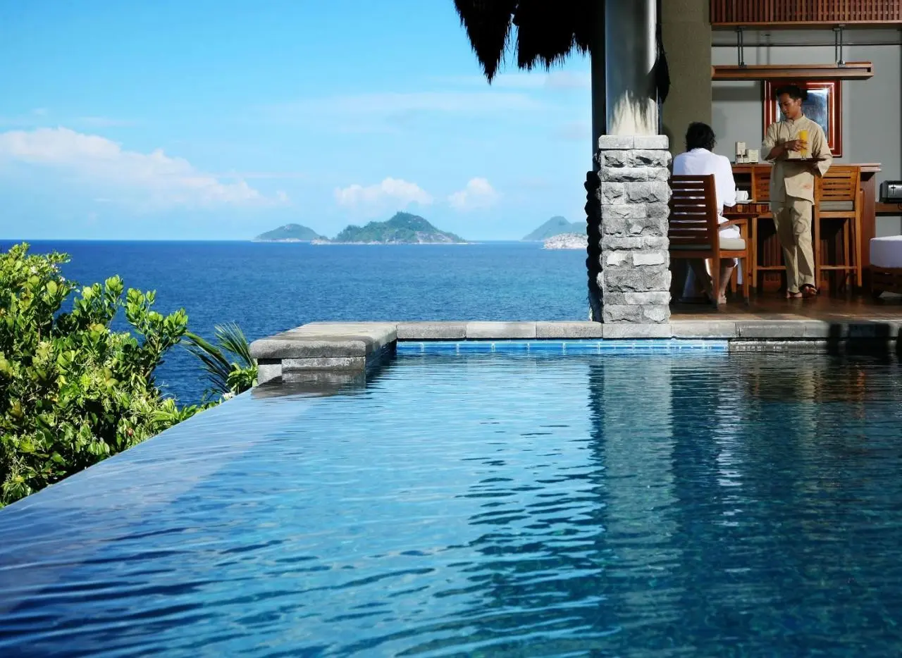 Basen w hotelu Anantara Maia Seychelles Villas