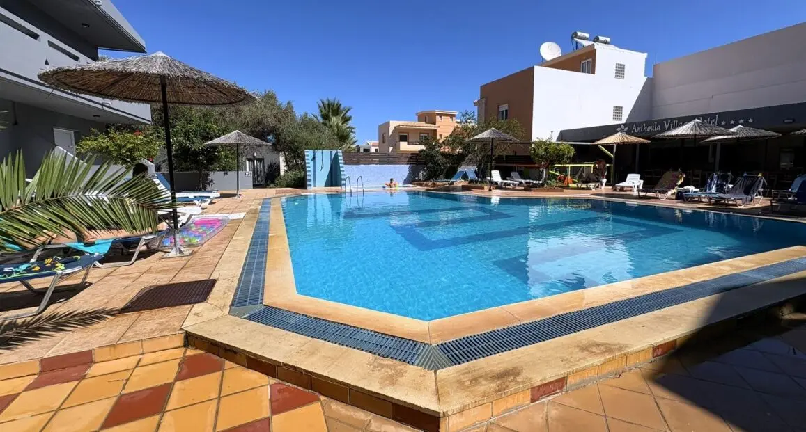 Basen w hotelu Anthoula Hotel