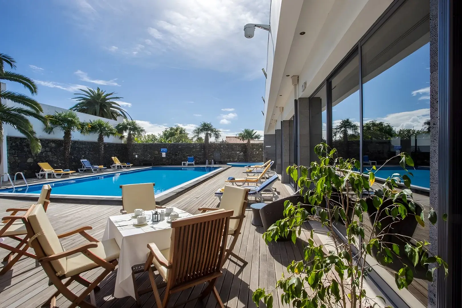 Basen w hotelu Antillia Hotel