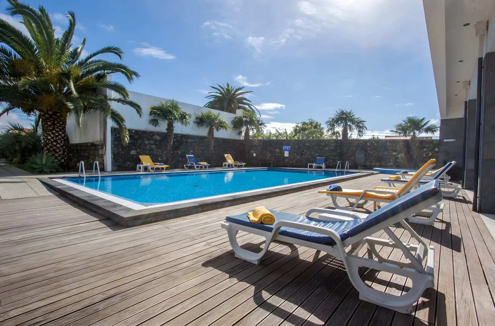 Basen w hotelu Antillia Hotel
