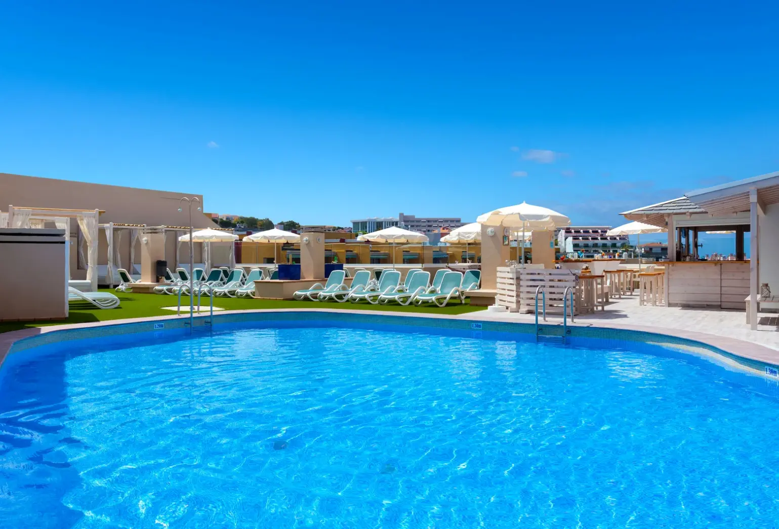 Basen w hotelu Aparthotel Dragos del Sur