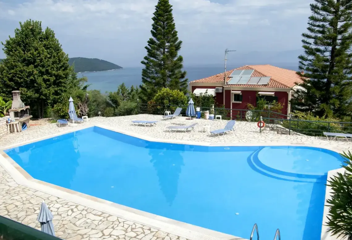 Basen w hotelu Apraos Bay