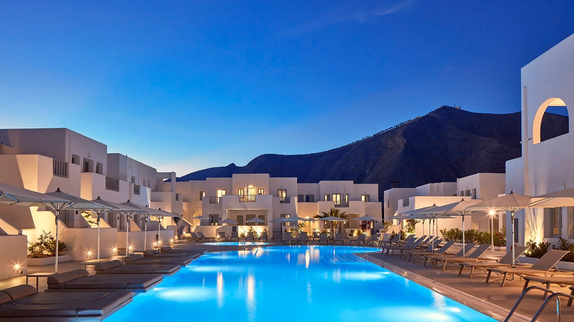 Basen w hotelu Aqua Blue Hotel