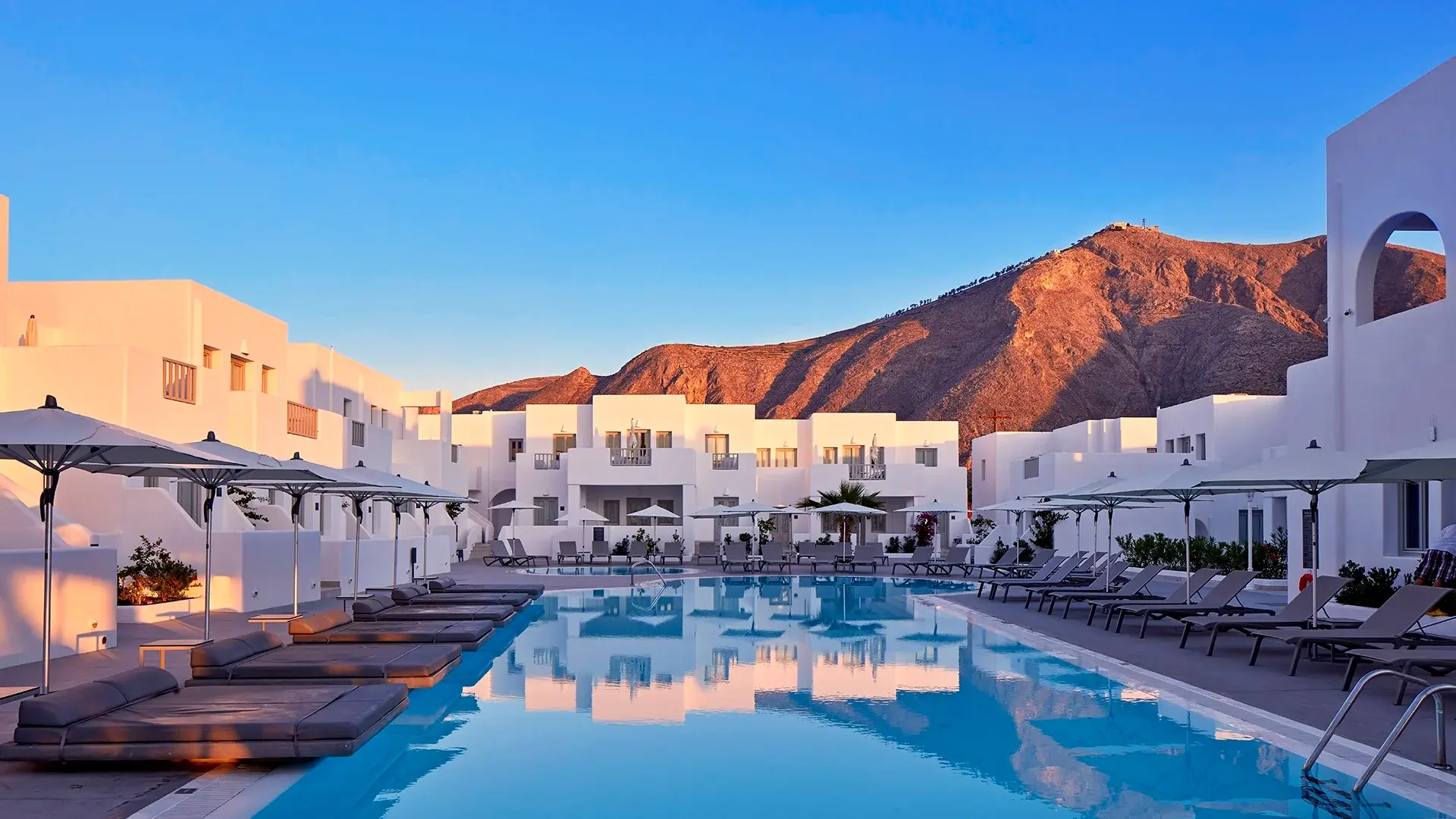 Basen w hotelu Aqua Blue Hotel