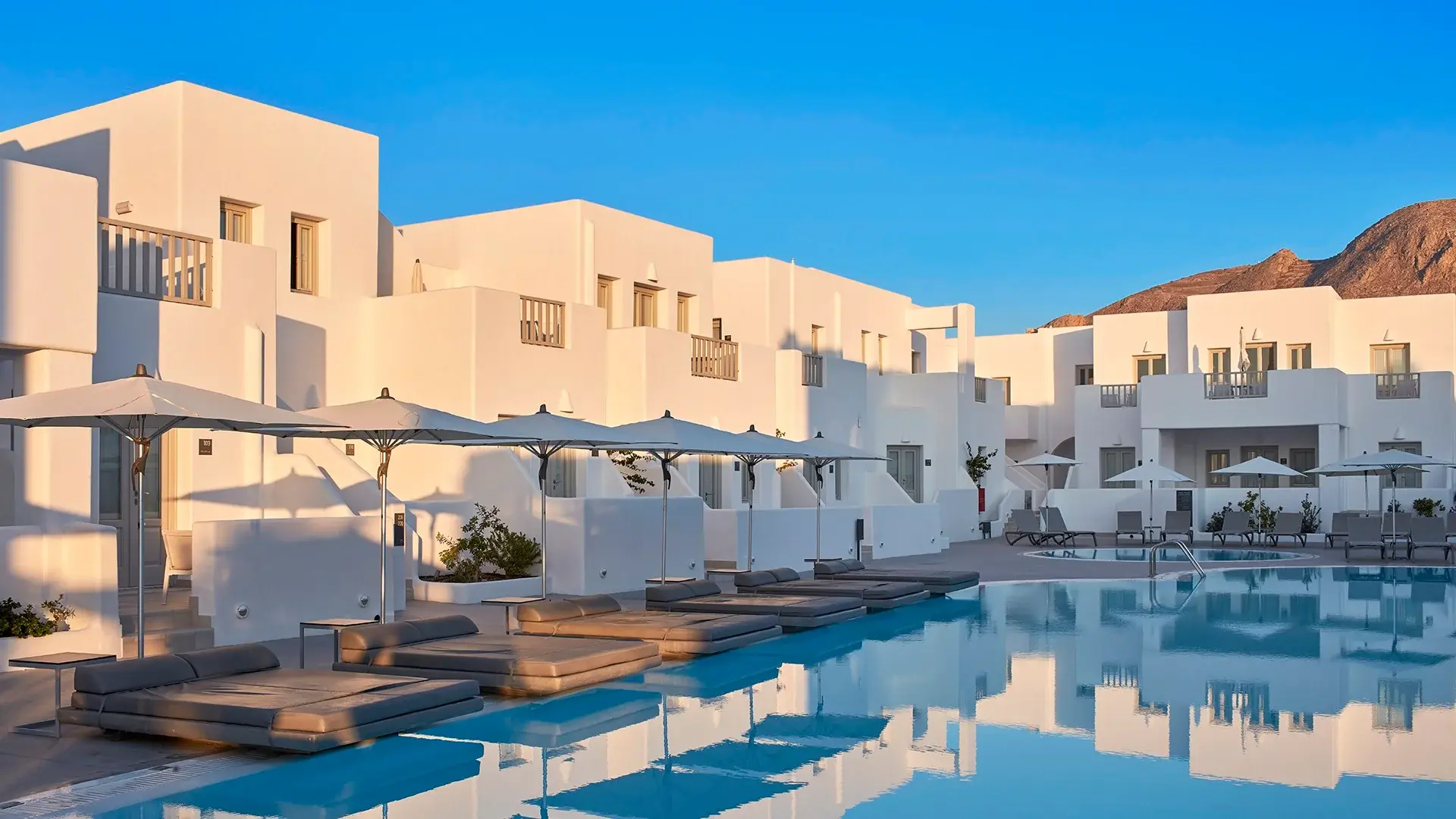 Basen w hotelu Aqua Blue Hotel