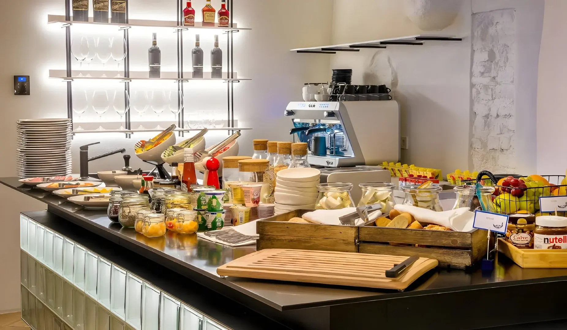 Restauracja i jedzenie w hotelu Artagonist Art Hotel