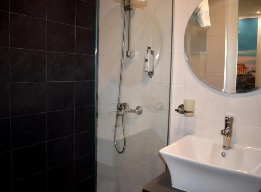 Łazienka w pokoju hotelu Athenian Montaza Hotel