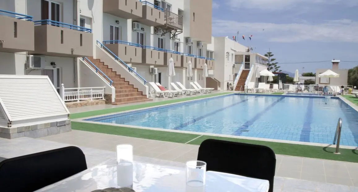 Basen w hotelu Athinoula Hotel