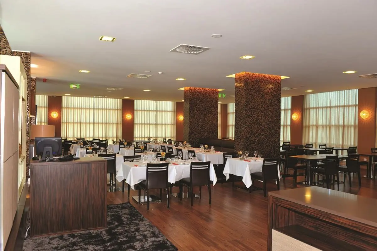 Restauracja i jedzenie w hotelu Axis Porto Business & Spa Hotel