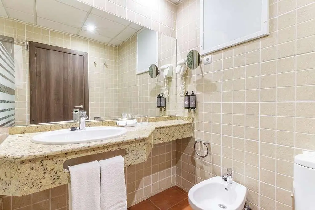 Łazienka w pokoju hotelu Best Siroco