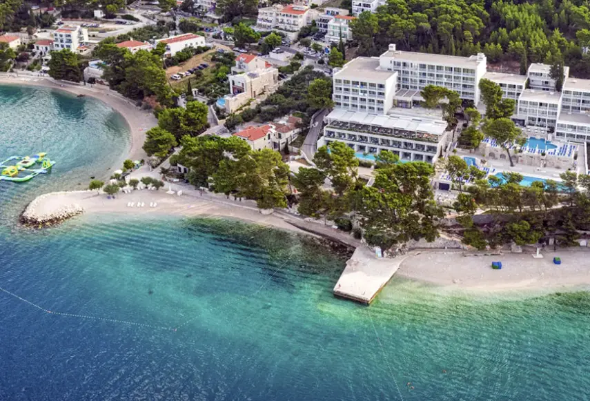 Plaża przy hotelu Bluesun Hotel Mala Berulia