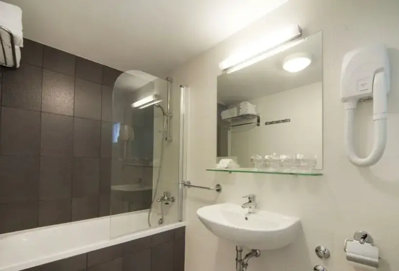 Łazienka w pokoju hotelu Bluesun Neptun
