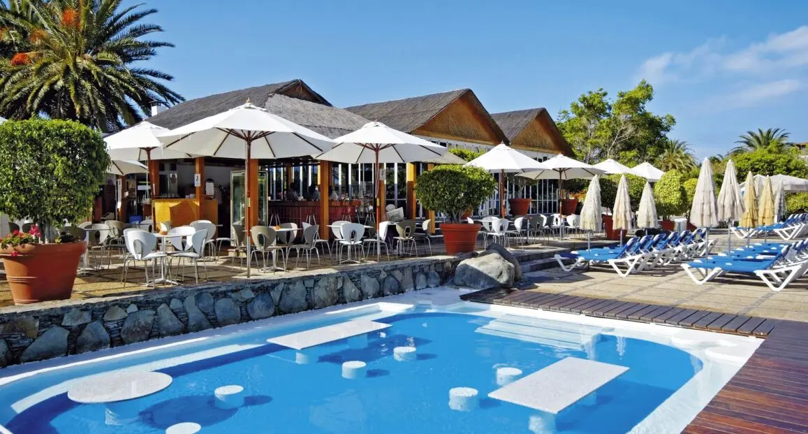 Basen w hotelu Bull Costa Canaria & Spa