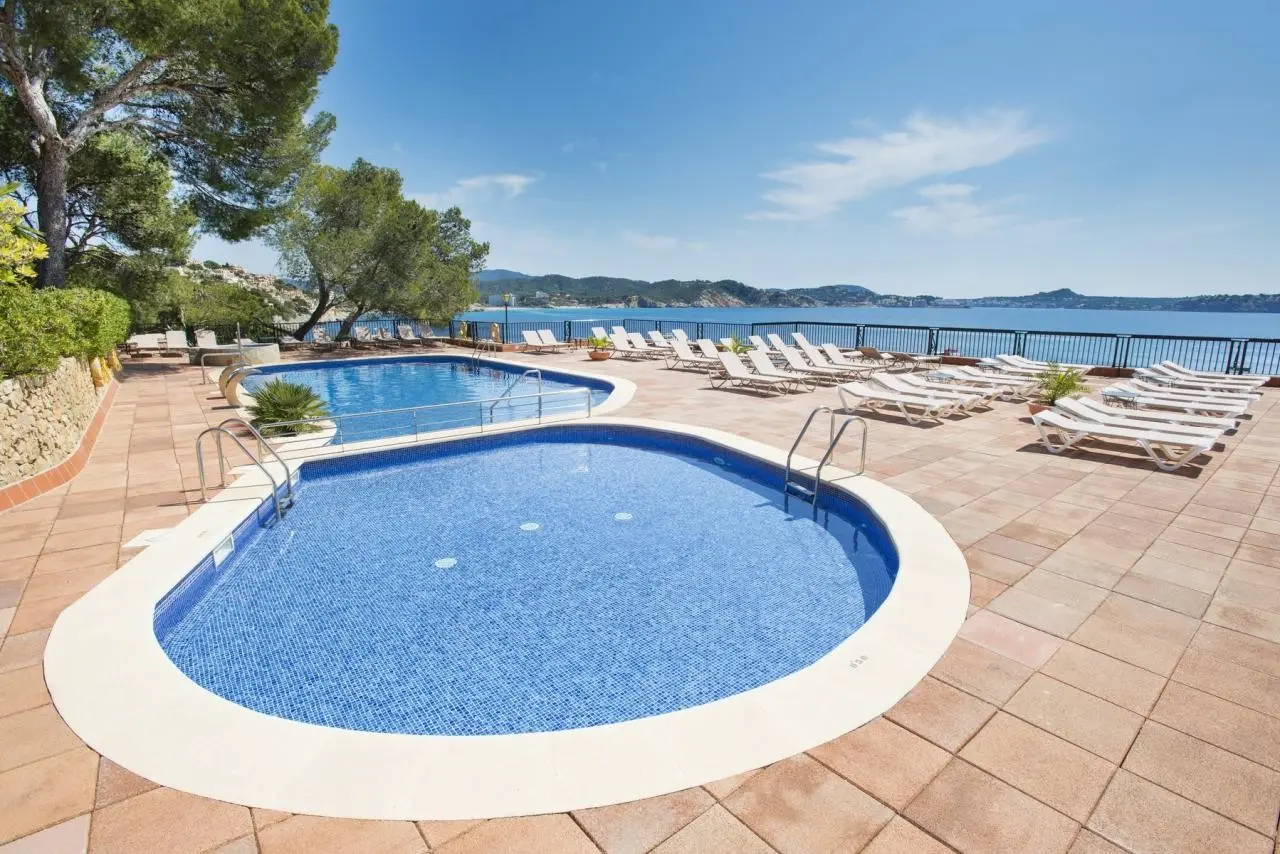 Basen w hotelu Cala Fornells Hotel