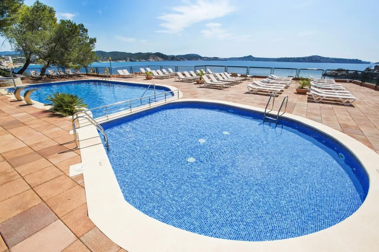 Basen w hotelu Cala Fornells Hotel