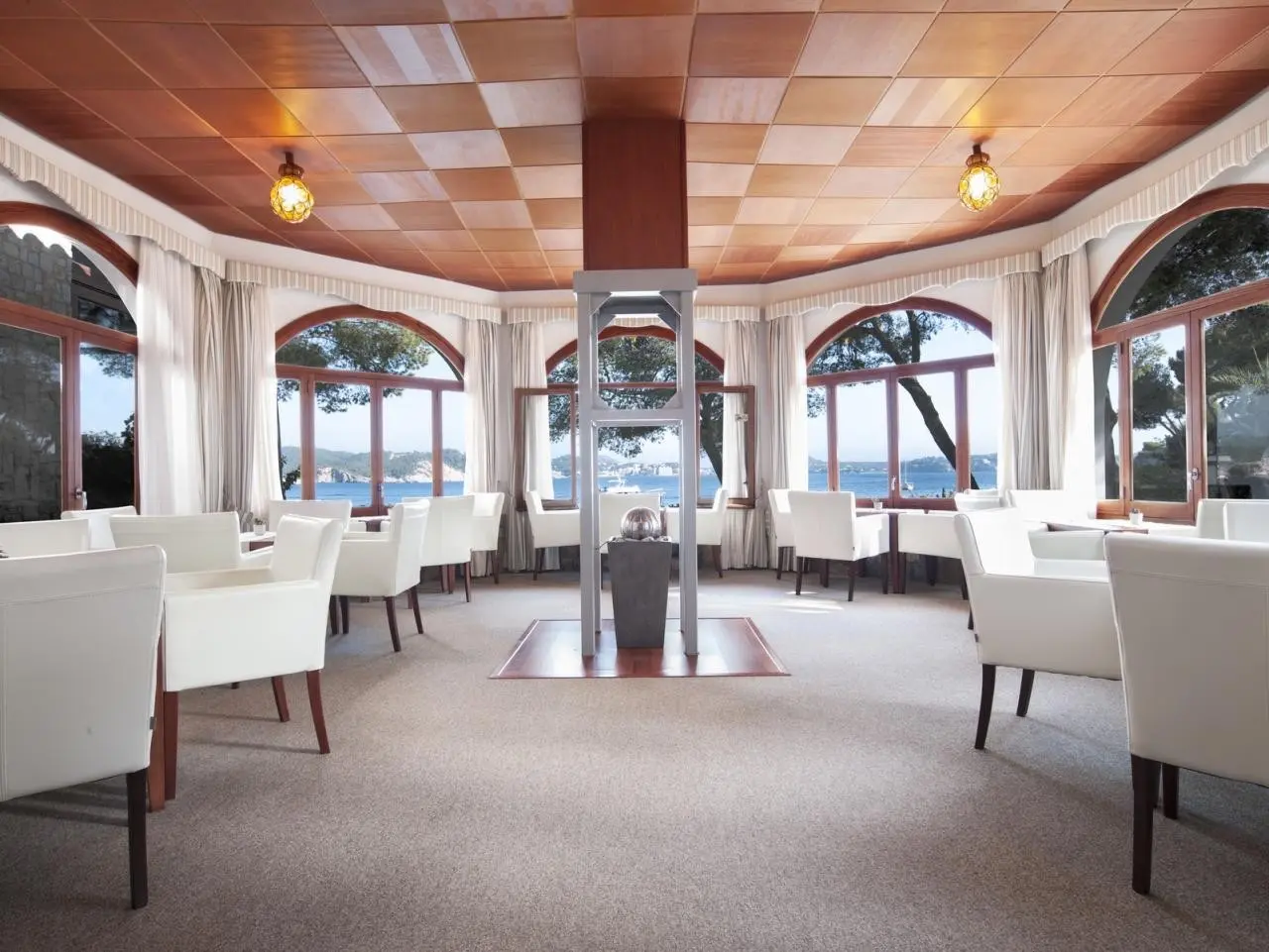 Restauracja i jedzenie w hotelu Cala Fornells Hotel