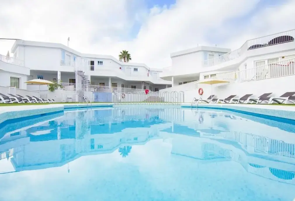 Basen w hotelu Checkin Bungalows Atlantida