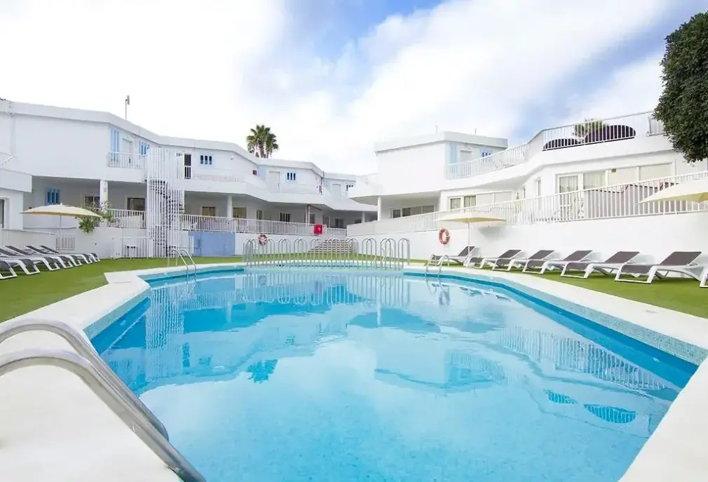 Basen w hotelu Checkin Bungalows Atlantida