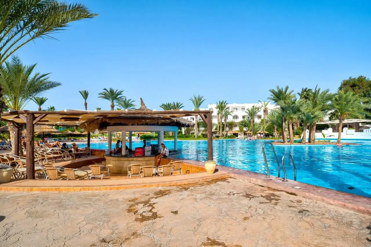 Basen w hotelu Djerba Resort