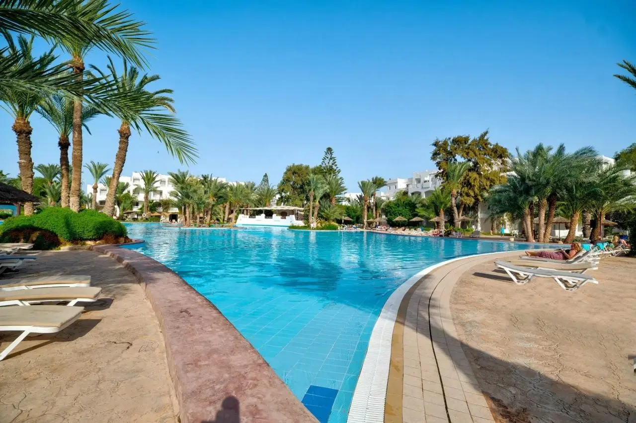 Basen w hotelu Djerba Resort