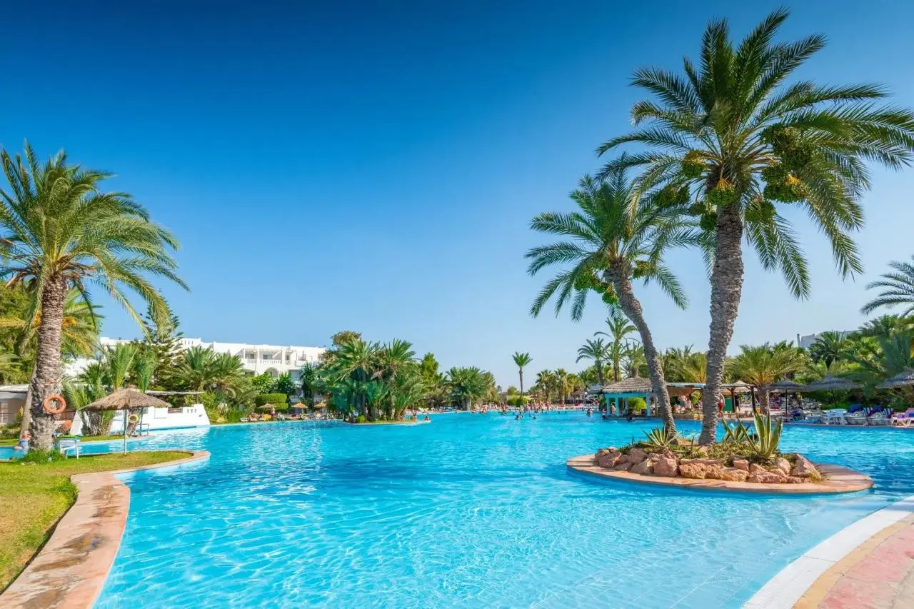 Basen w hotelu Djerba Resort