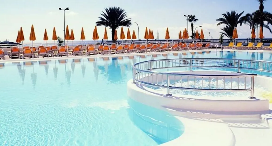 Basen w hotelu El Greco Hotel