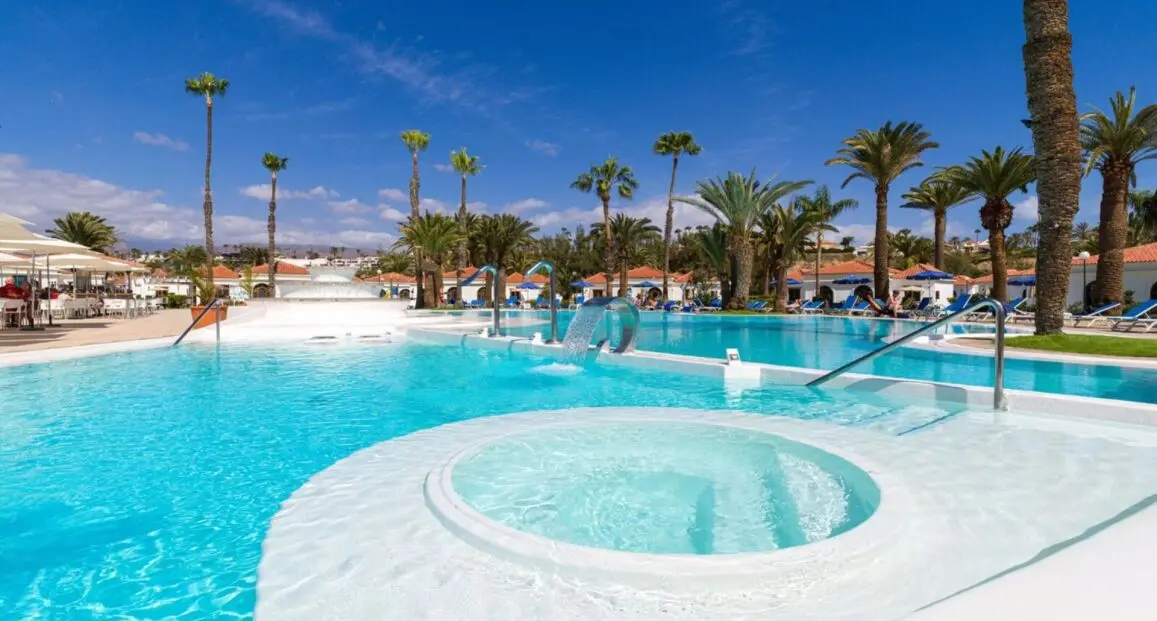 Basen w hotelu Eó Suite Hotel Jardin Dorado