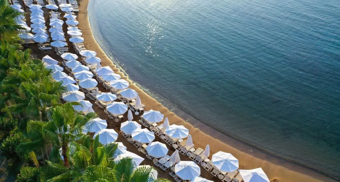 Plaża przy hotelu Eos Beach Resort