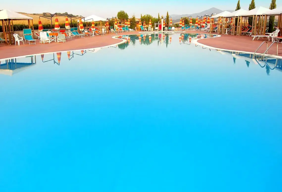 Basen w hotelu Fattoria Belvedere