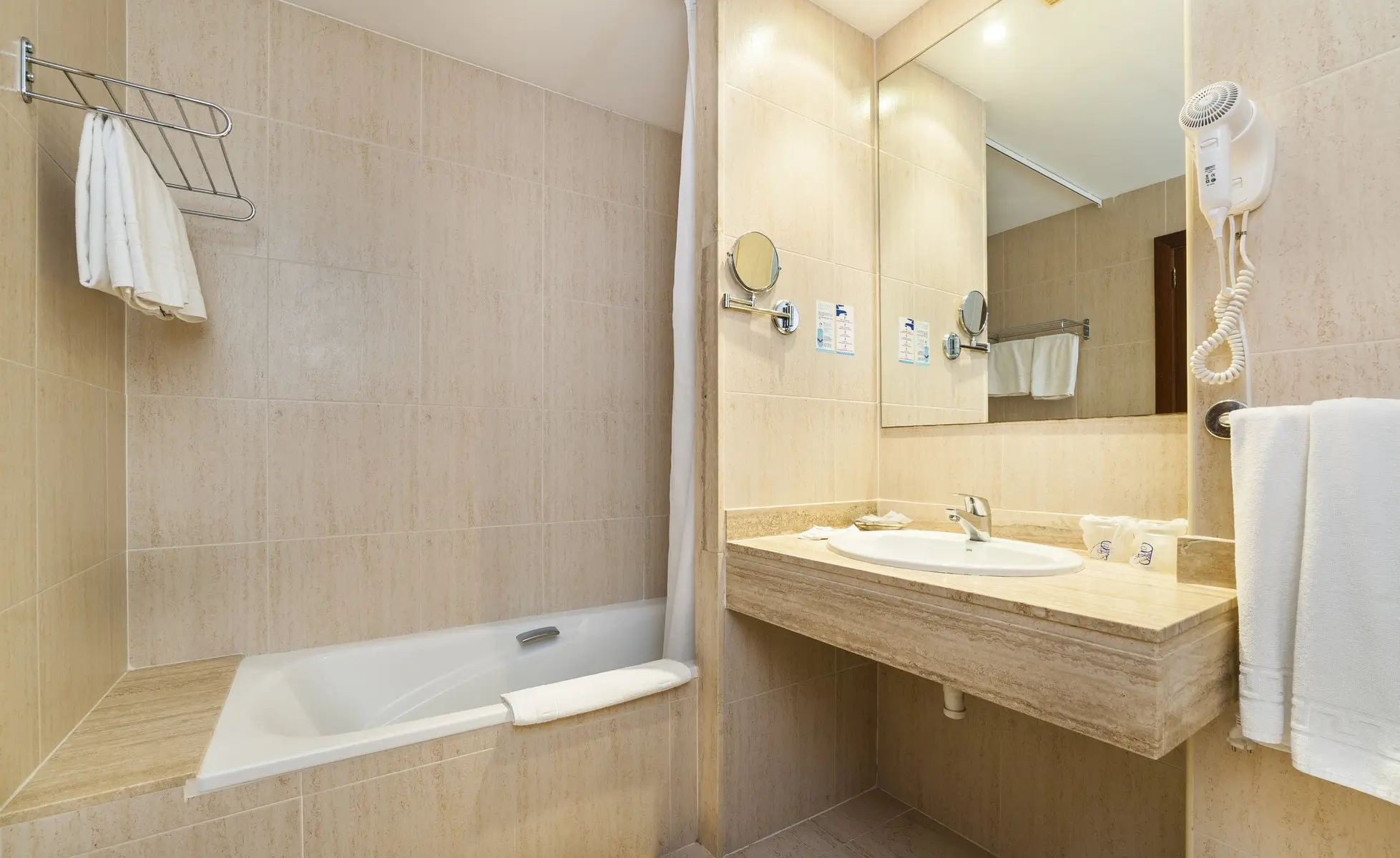Łazienka w pokoju hotelu Garbi Cala Millor