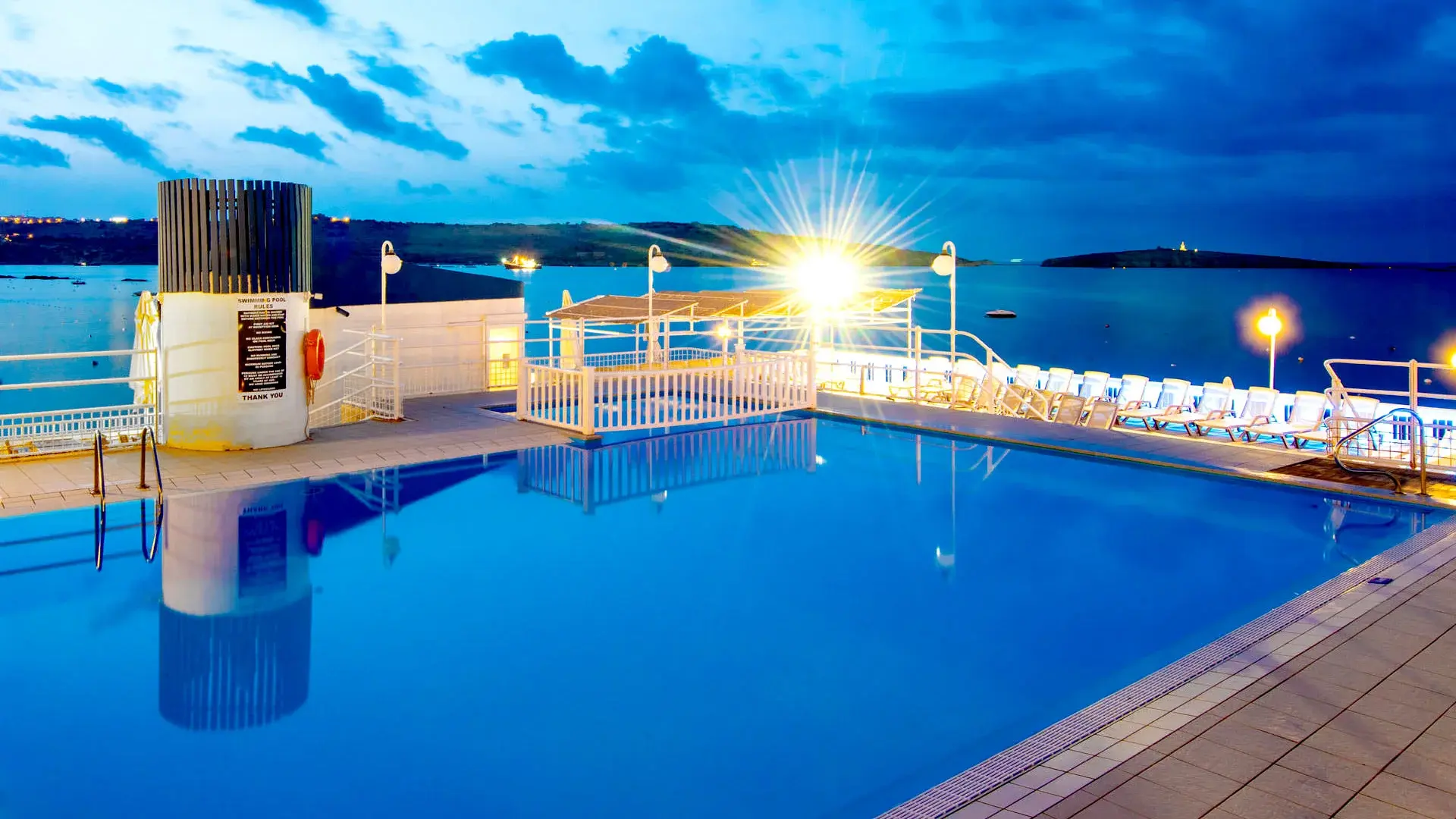 Basen w hotelu Gillieru Harbour Hotel