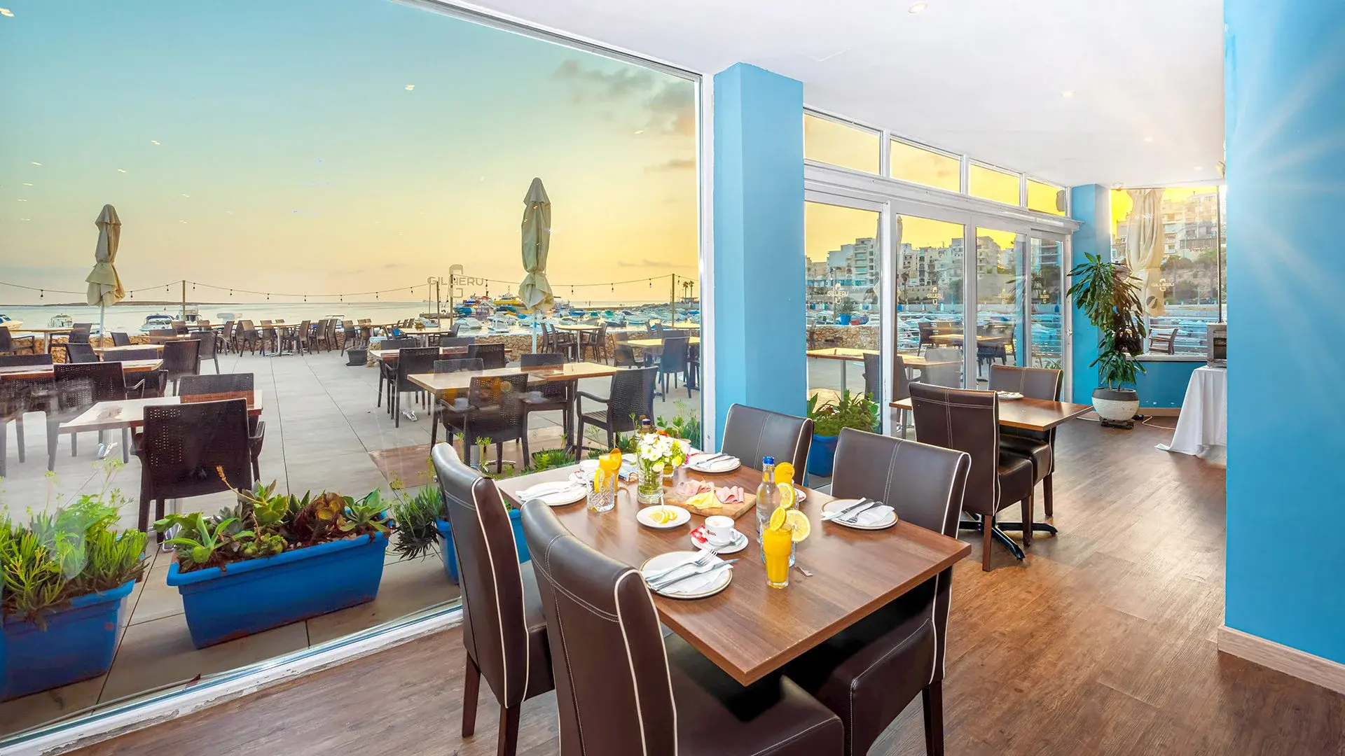 Restauracja i jedzenie w hotelu Gillieru Harbour Hotel