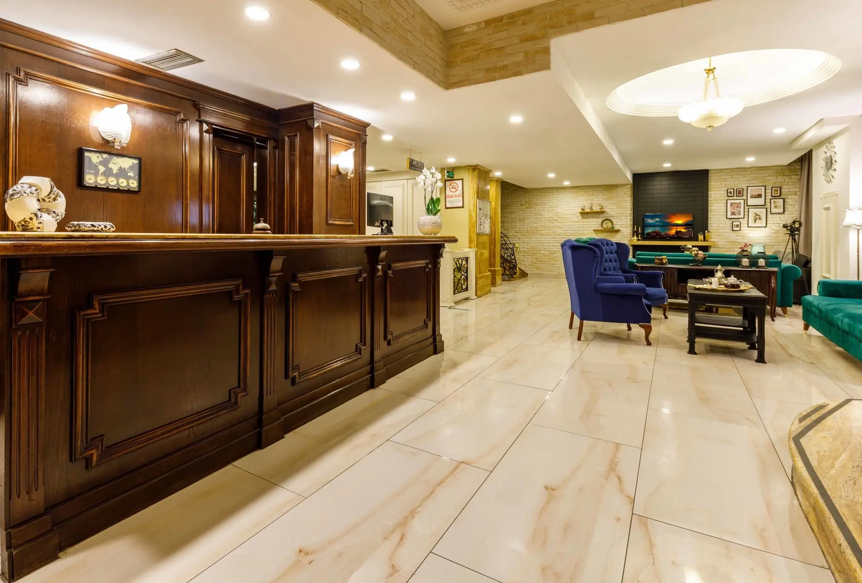 Golden Crown Hotel — GOLDEN CROWN