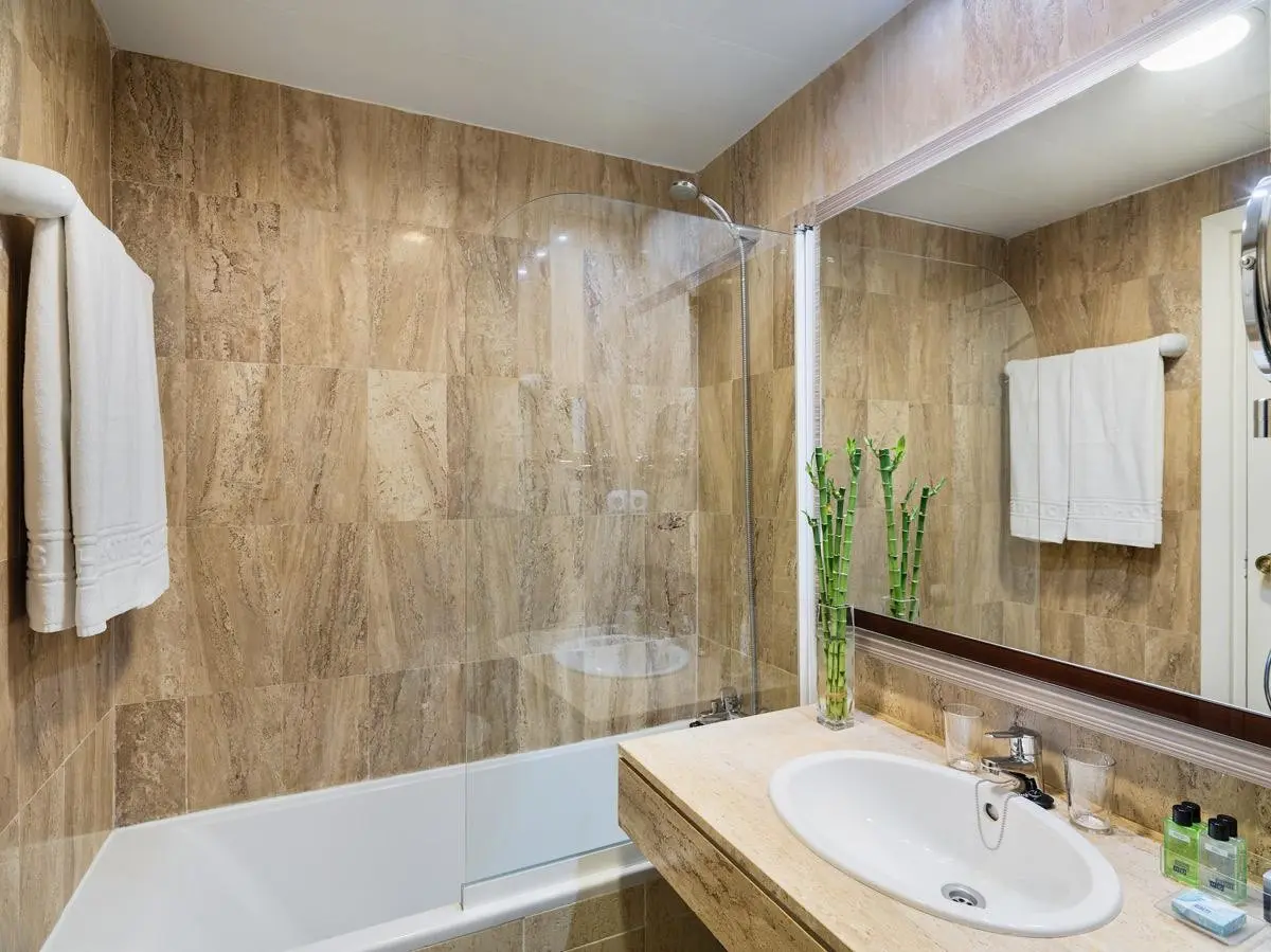 Łazienka w pokoju hotelu H10 Cambrils Playa