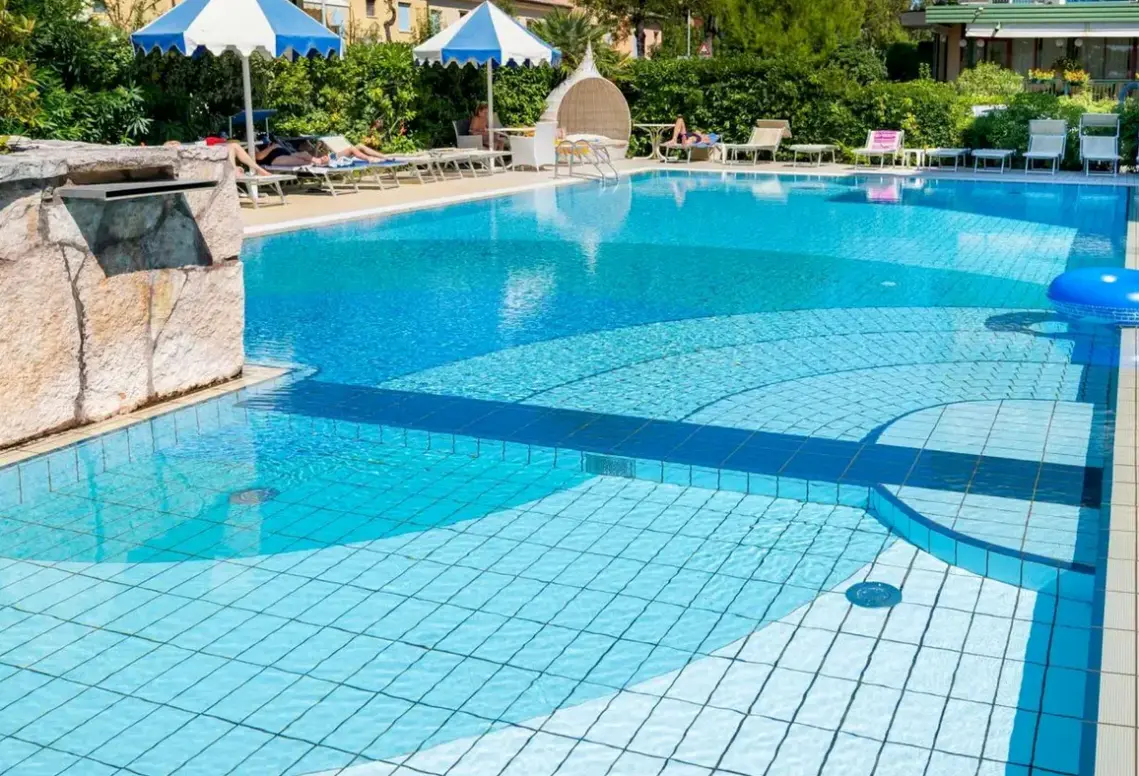 Basen w hotelu Harry's