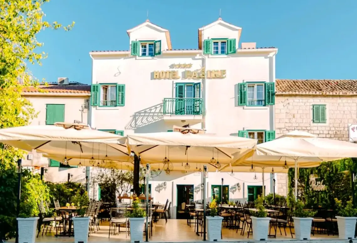 Restauracja i jedzenie w hotelu Heritage Hotel Pasike