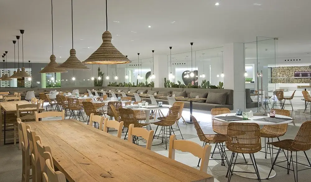 Restauracja i jedzenie w hotelu HM Balanguera