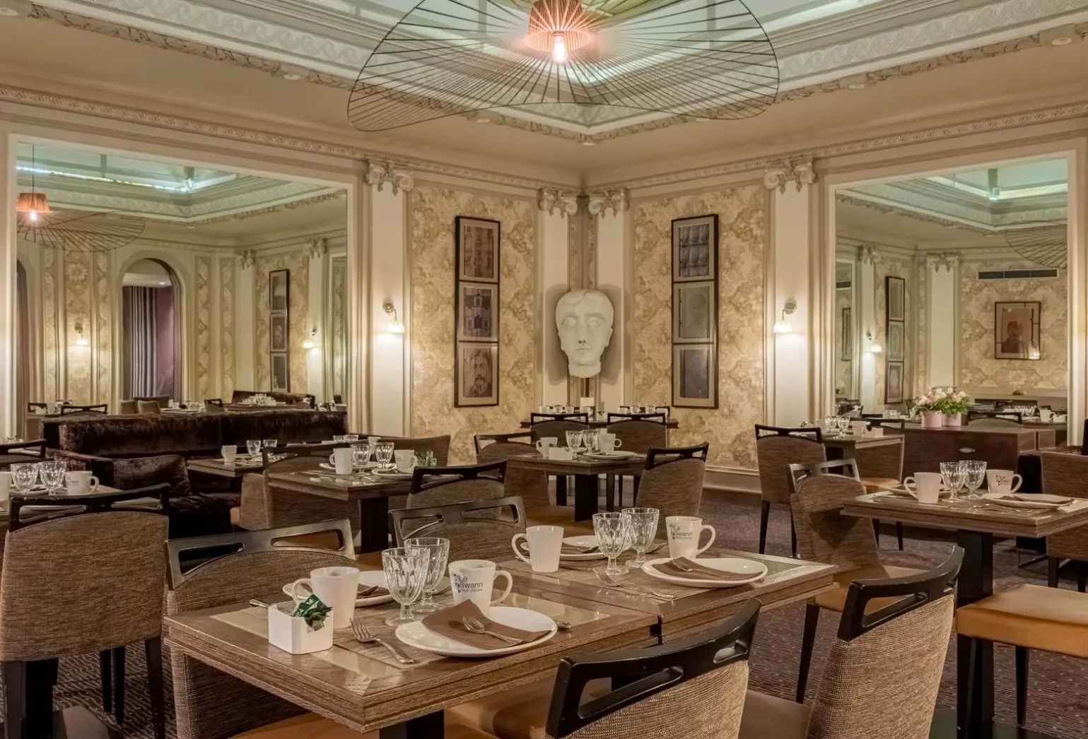 Restauracja i jedzenie w hotelu Hôtel Littéraire Le Swann