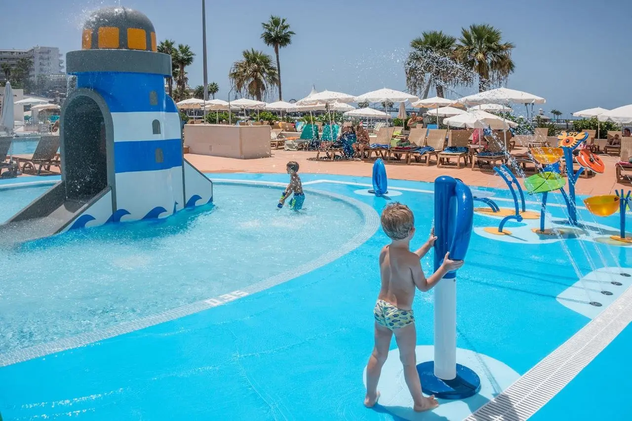 Basen w hotelu Hovima La Pinta Beachfront Family Hotel