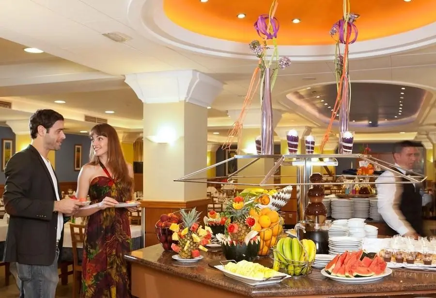 Restauracja i jedzenie w hotelu Htop Pineda Palace