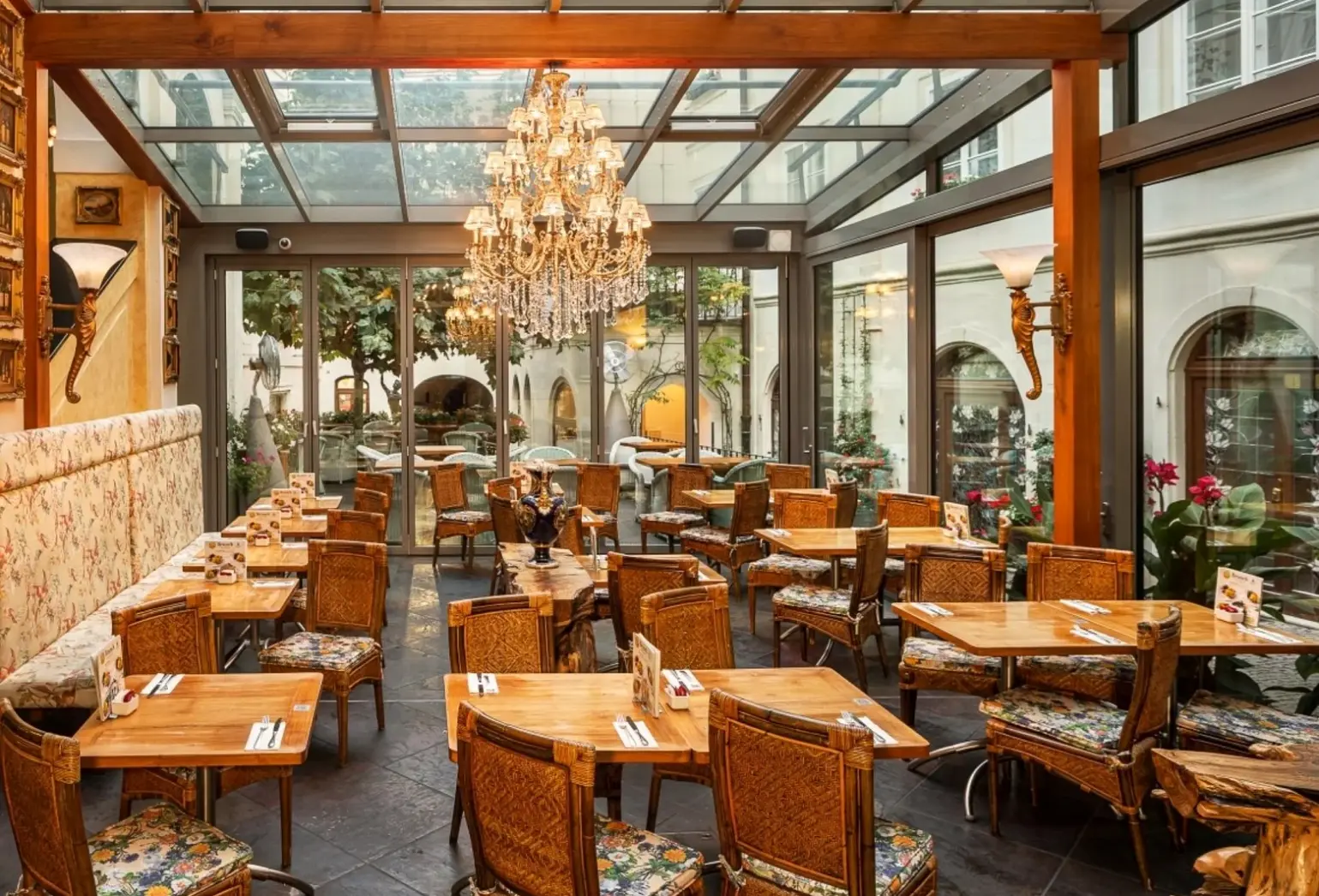 Restauracja i jedzenie w hotelu Iron Gate Hotel & Suites