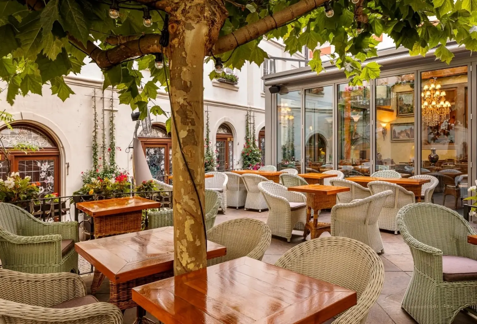 Restauracja i jedzenie w hotelu Iron Gate Hotel & Suites